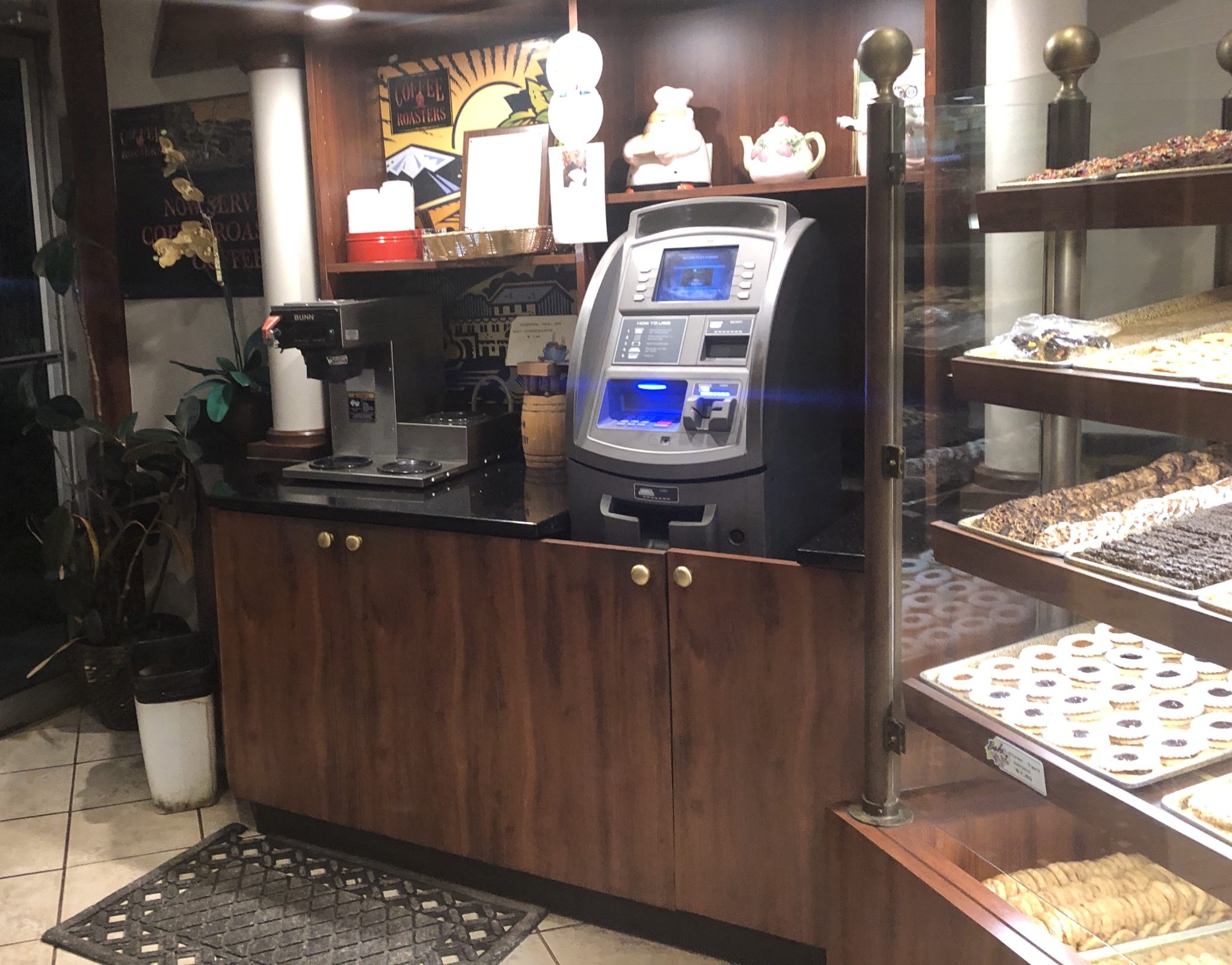 B&W Bakery Hackensack NJ Crumb Cakes, Cookies & Treats